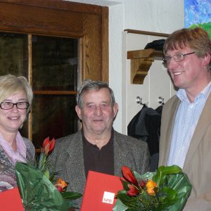 Mit Brigitte Sliwa und Jürgen Olbrich konnte der Ortsvereinsvorsitzende Harald Beckers zwei langjährige Mitglieder der SPD ehren.