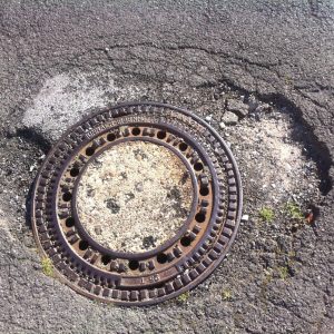 Kanaldeckel mit Schäden in Brüningsen